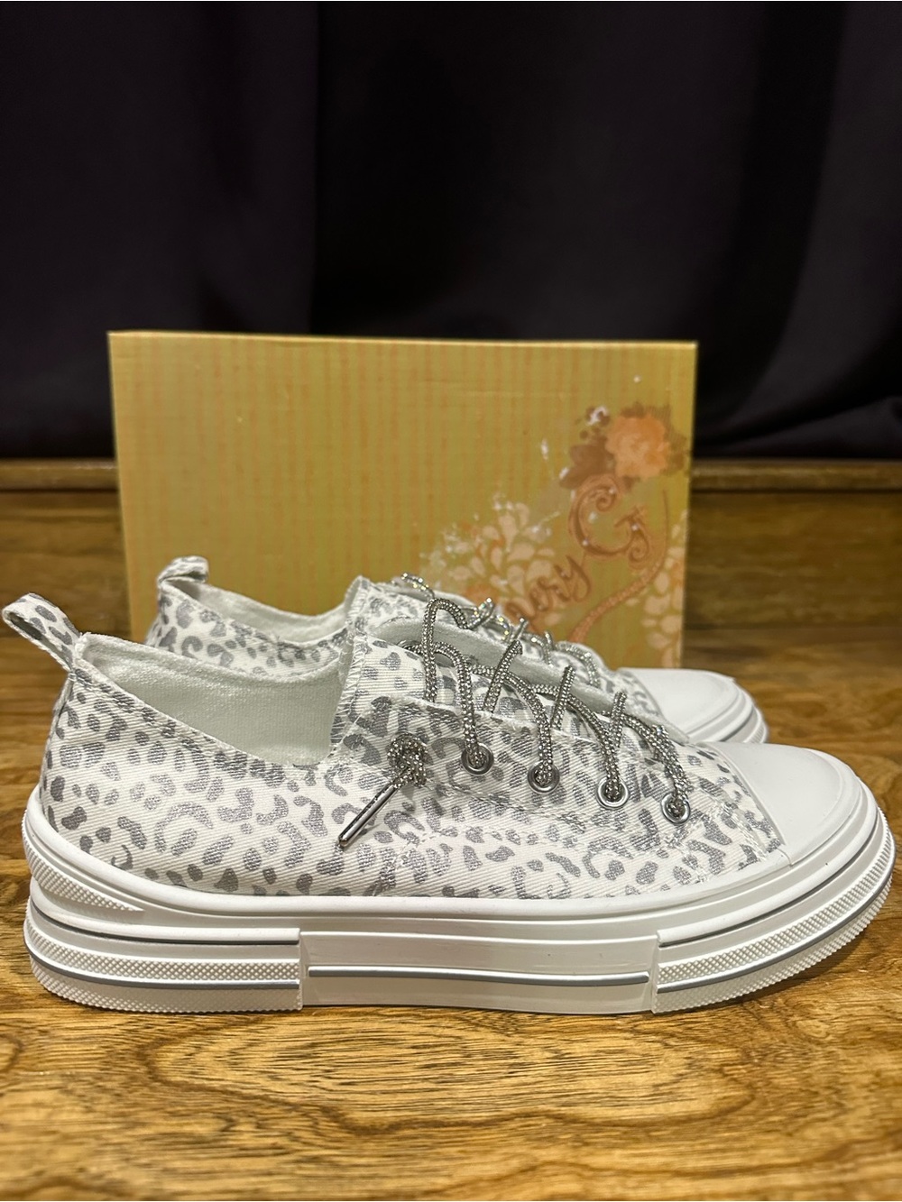 New Very G white and silver leopard shoes with rhinestone shoe laces Sz 9